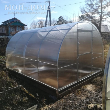 Теплица Крепче 4 метра с поликарбонатом | Мой-Дом27 | Каркас изготовлен из оцинкованной замкнутой трубы 30*20 мм.<br>
 Ширина - 3&nbsp;метра. Высота - 2,1 метра. Длина 4&nbsp;метра.&nbsp;<br>
 Выдерживаемая снеговая нагрузка - 130 кг/м2. Выдерживаемая ветровая нагрузка - до 27 м/с.<br>
 Расстояние между дугами 1 метр. Толщина металла дуг 1&nbsp;мм.<br>
 <b>ЦЕЛЬНОСВАРНЫЕ ТОРЦЫ и ДУГИ</b>.&nbsp;Ширина двери 0,96 метра.<br>